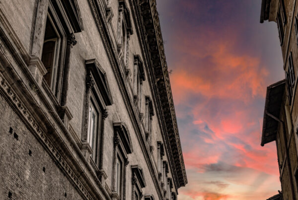 Tramonto fra i palazzi nel centro di Roma: Stampa d'Arredo Fotografica Fine Art