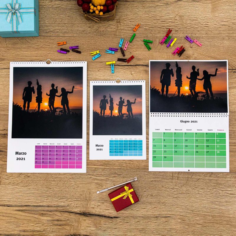 gruppo di Calendari personalizzati con foto stesi su tavolo in legno