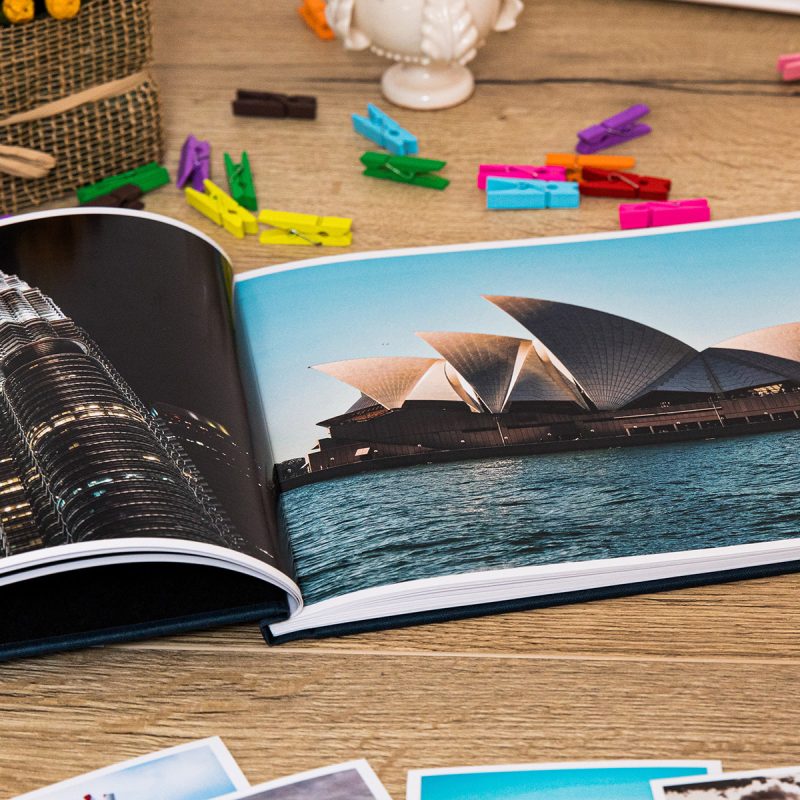 stampa fotolibro detta anche stampa fotolibro roma su tavolo di legno