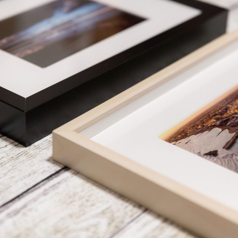 foto con cornici nere - stampa foto con cornice legno chiaro incorporata
