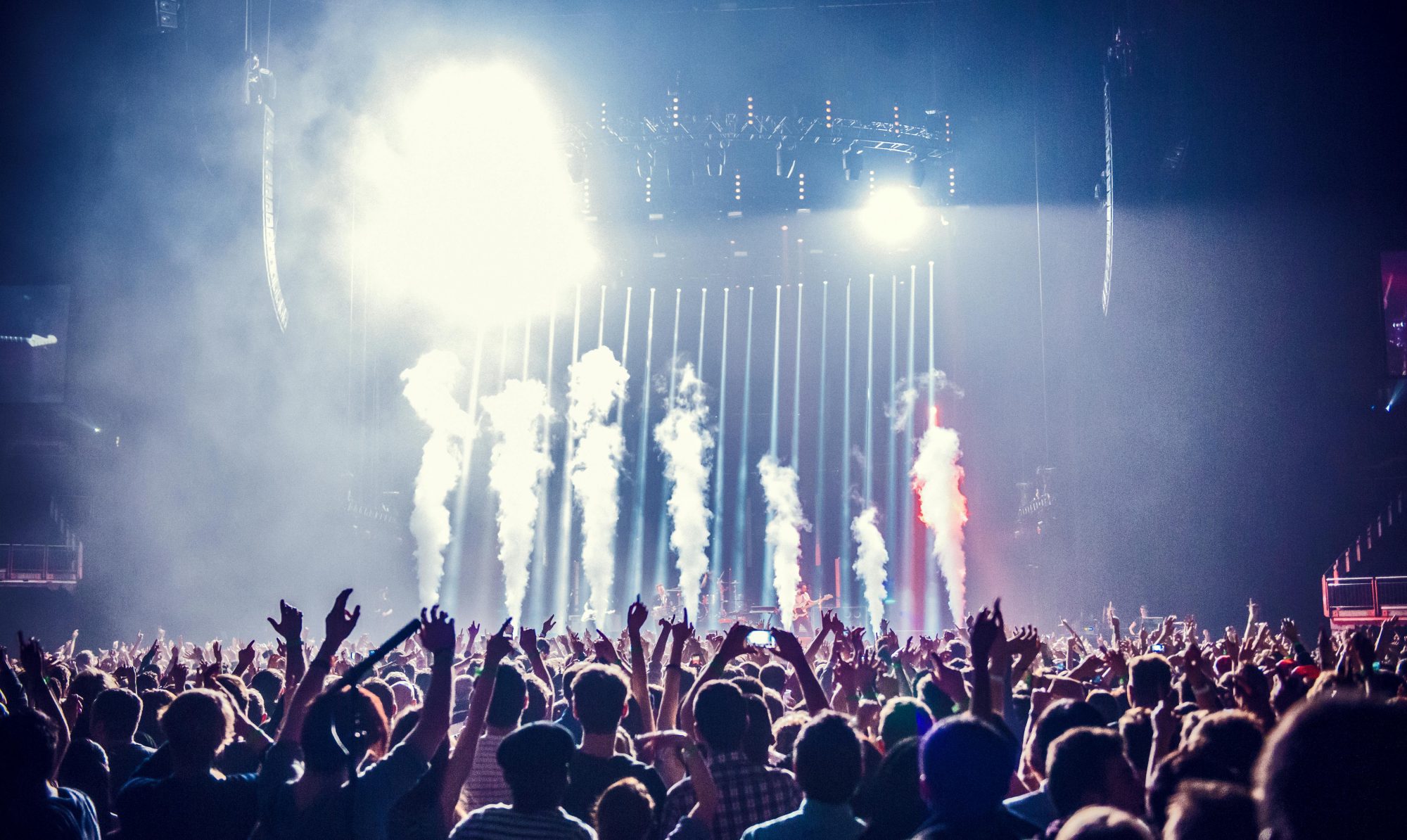 Pronti allo Scatto Sotto i Riflettori: La Guida all’Attrezzatura Essenziale per Fotografare Concerti e Festival