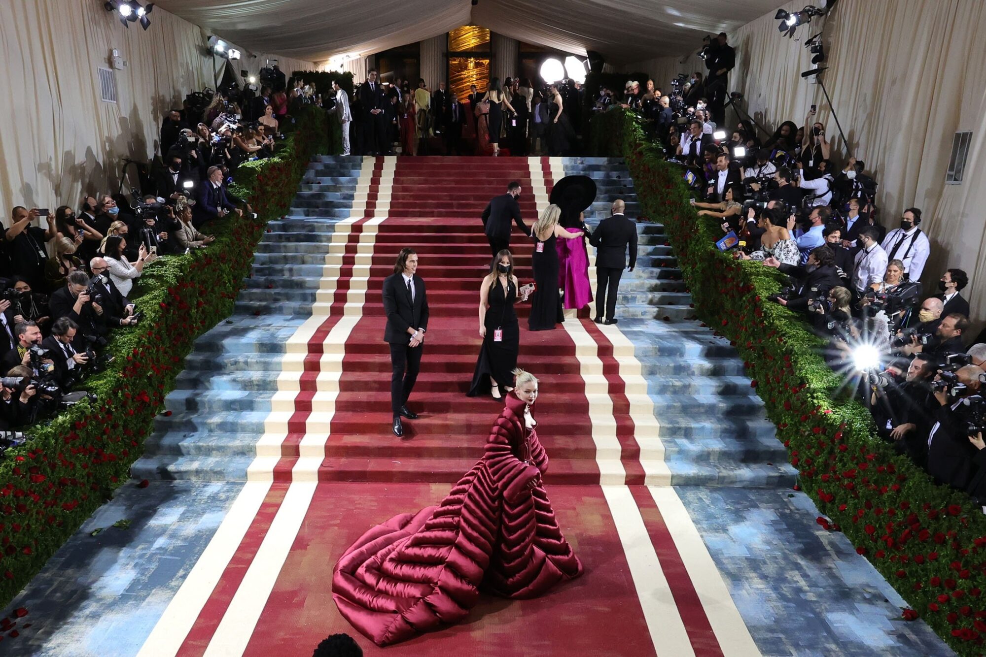 Fasto Dorato e Oltre: Fotografie Iconiche dal Met Gala Attraverso gli Anni